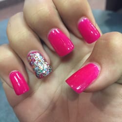 Lyna Nails - Absolutely gorgeous job on acrylics! although wait is almost 45 minutes everytime. Great work!