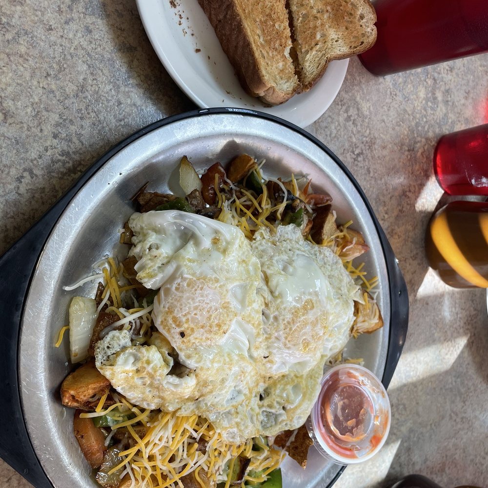 Duffy's Restaurant - Duffy's Garden Skillet and buttered toast - American Near Me - Broken Arrow, Oklahoma