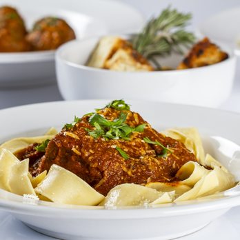 Piacere - Nuestro Platillo Estrella Short Rib * Short Rib con salsa de tomate y adobo de chiles secos sobre una cama de pasta fresca - Italian Near Me - Monterrey, NLE