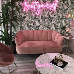 Totally Instagramable entry, plush chair, very comfortable! Totally Instagramable entry, plush chair, very comfortable!