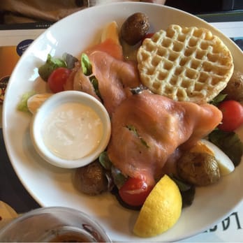 Les 3 Brasseurs - Salade au saumon - French Near Me - Échirolles, 38