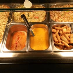 Haiky Asian Food - Theke mit gebratenen Nudeln, Frühlingsrollen