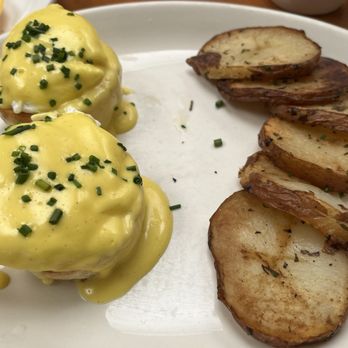 Humble Bee - Eggs Benedict with Potatoes - Breakfast & Brunch Near Me - Northridge, California Humble Bee - Eggs Benedict with Potatoes - Breakfast & Brunch Near Me - Northridge, California