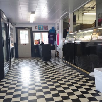 Molly Moos - Main waiting and ordering area - Ice Cream & Frozen Yogurt Near Me - St. Ignace, Michigan