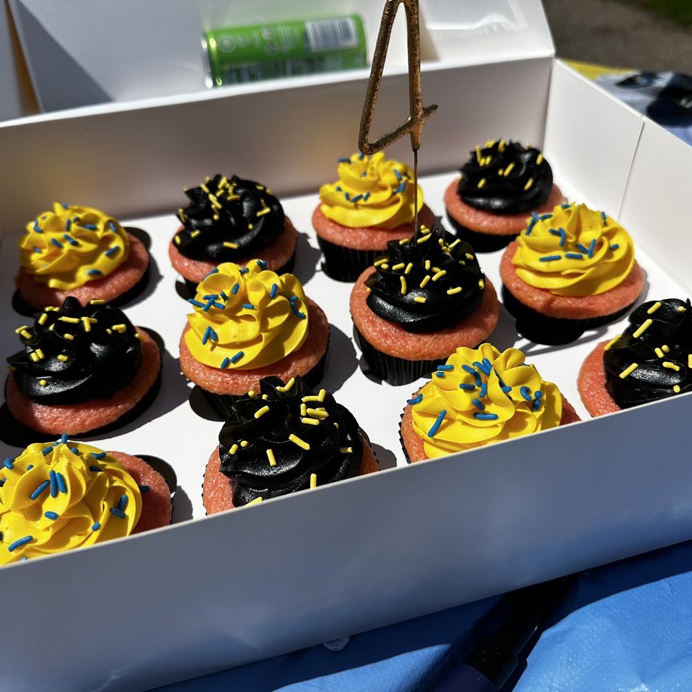 Tiffany's Cake Poppery - Batman themed cupcakes - Bakeries Near Me Tiffany's Cake Poppery - Batman themed cupcakes - Bakeries Near Me
