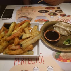 Udon - Gyozas de pollo al curry y te pura de verduras ¿con langostinos?