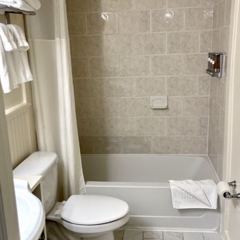 Circle Hotel Fairfield - A lovely and clean bathroom - Hotels Near Me - Fairfield, Connecticut