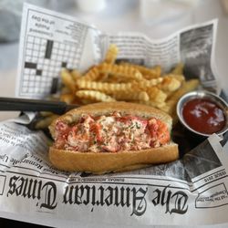 The Crab House - Lobster roll & Cajun fries