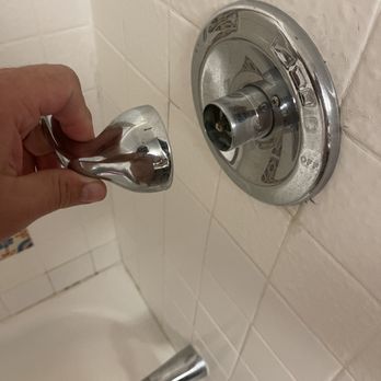 Vanllee Hotel & Suites - Handle fell off when turning on shower - Hotels Near Me - Covina, California