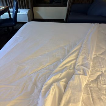 Park Inn by Radisson - No blanket or comforter on the beds--just sheets. Chilly room. - Hotels Near Me - West Middlesex, Pennsylvania