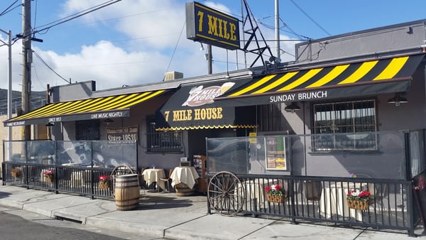 7 Mile House Sports Bar & Grill by null
