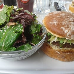 Le Petit Claude - Gabrielle et son mesclun.