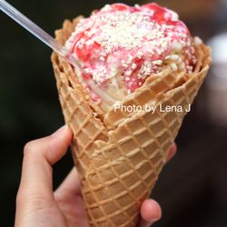 Eis 2000 - Spaghetti Tüte (5,80 €) - cream, vanilla ice cream, strawberry sauce, white chocolate pieces