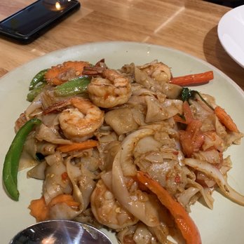 Basil & Co - Drunken Noodles - it blew my mind! Soooo gooooddd! - Thai Near Me - Diamond Bar, California