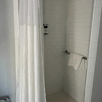 Hamlet Inn - Modern shower vibe. - Hotels Near Me - Solvang, California