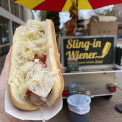 Sling-in Wiener - Bratwurst with onions, sauerkraut, ketchup