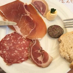 Restaurant La Pierre Menta - Entrée: charcuterie du pays!!