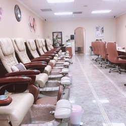 Expert nails in cocoa