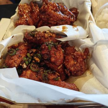 bb.q Chicken Gardena - Soy garlic (top) and Gangnam flavor (bottom) - Chicken Wings Near Me - Gardena, California bb.q Chicken Gardena - Soy garlic (top) and Gangnam flavor (bottom) - Chicken Wings Near Me - Gardena, California