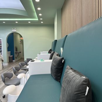 Lamint - Very clean, I love how they have benches for the pedi stations! - Nail Salons Near Me - Chicago, Illinois Lamint - Very clean, I love how they have benches for the pedi stations! - Nail Salons Near Me - Chicago, Illinois