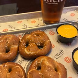 Pumpkin beer & mini pretzels Pumpkin beer & mini pretzels