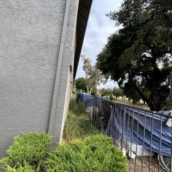 Quality Inn & Suites Gilroy - Homeless encampment right behind the building