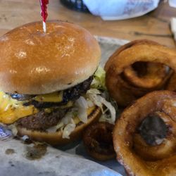 The Old Goat Tavern - American burger with onion rings