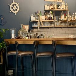 Pinbones Fish Market - Bar area