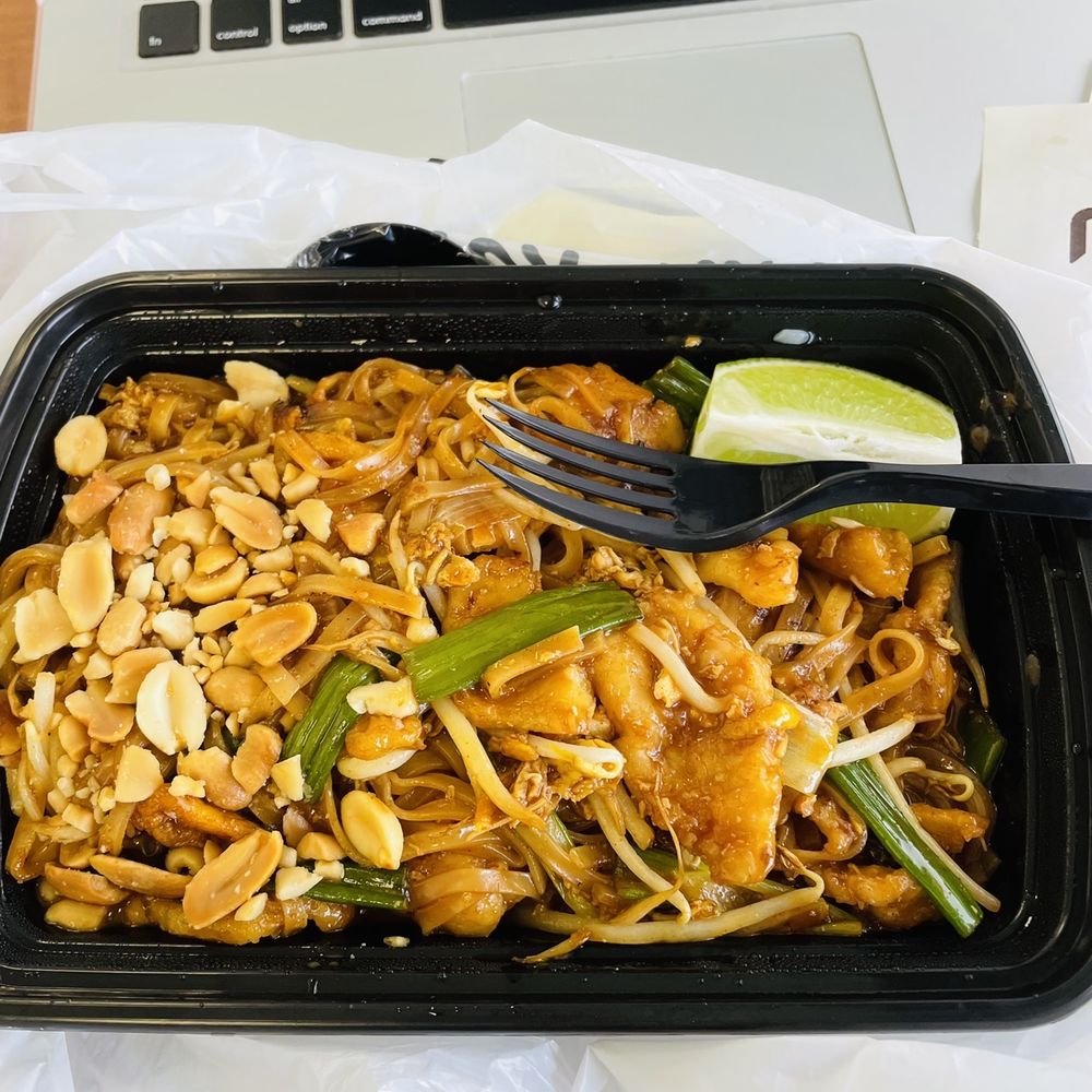Good Chef Restaurant - Pad Thai Noodles with Chicken. - Asian Fusion Near Me - Miami, Florida Good Chef Restaurant - Pad Thai Noodles with Chicken. - Asian Fusion Near Me - Miami, Florida