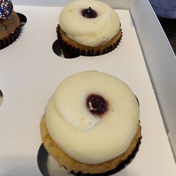The Cake Box - Lemon raspberry cupcakes - Bakeries Near Me - Ridgefield, Connecticut The Cake Box - Lemon raspberry cupcakes - Bakeries Near Me - Ridgefield, Connecticut