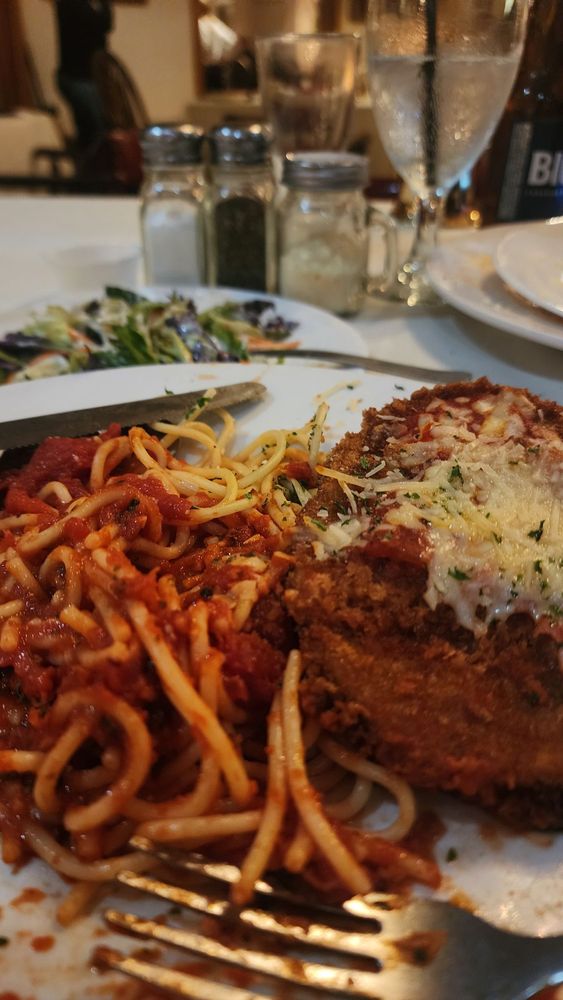 MAHLE’S RESTAURANT AND LOUNGE Updated November 2024 27 Photos & 66