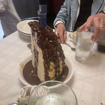 Gibsons Bar & Steakhouse - Macadamia Turtle Pie - Steakhouses Near Me - Rosemont, Illinois Gibsons Bar & Steakhouse - Macadamia Turtle Pie - Steakhouses Near Me - Rosemont, Illinois