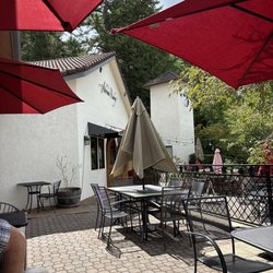 Hinman Vineyards - Patio seating
