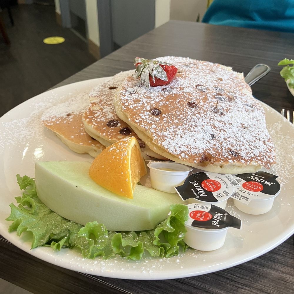 Petinos - a plate of food on a table - Breakfast & Brunch Near Me - Saint-Jérôme, Quebec