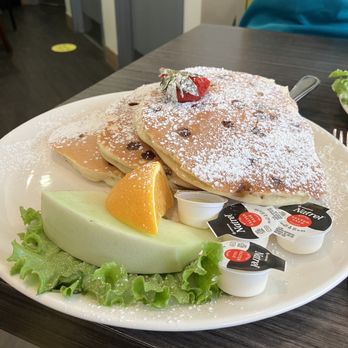 Petinos - a plate of food on a table - Breakfast & Brunch Near Me - Saint-Jérôme, Quebec Petinos - a plate of food on a table - Breakfast & Brunch Near Me - Saint-Jérôme, Quebec