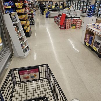 Albertsons - a shopping cart in a grocery store - Grocery Near Me - Apple Valley, California