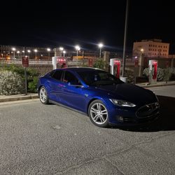 Tesla Supercharger - Tesla car