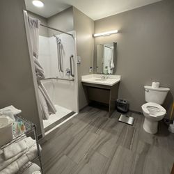 Hope Lodge St. Louis - Suite bathroom