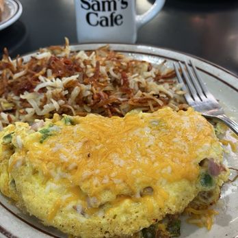 Sam's Cafe - Denver Omelette with crispy hashbrowns - Breakfast & Brunch Near Me - Ceres, California