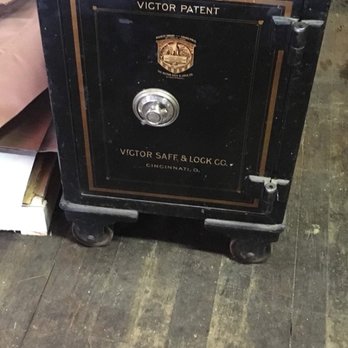 1 Lock Security - Locked antique safe - Keys & Locksmiths Near Me 1 Lock Security - Locked antique safe - Keys & Locksmiths Near Me