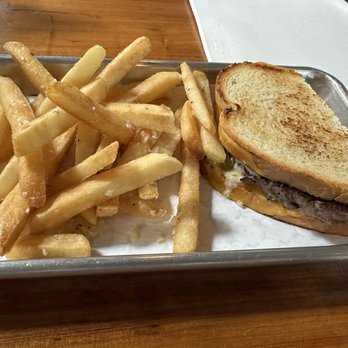 Green River Brewing & Taproom - Patty melt and fries - Breweries Near Me - Winters, California Green River Brewing & Taproom - Patty melt and fries - Breweries Near Me - Winters, California