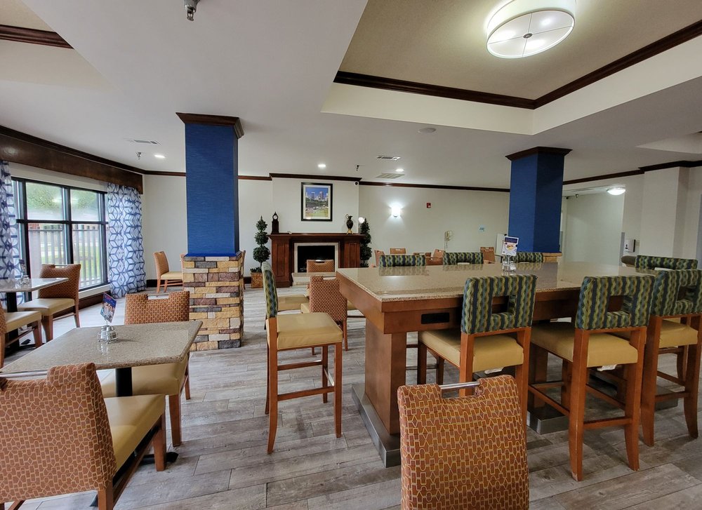 HOLIDAY INN EXPRESS CLANTON Updated October 2024 53 Photos & 12