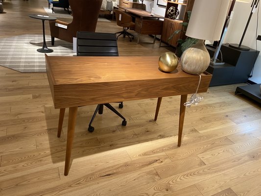 Crate & Barrel by null