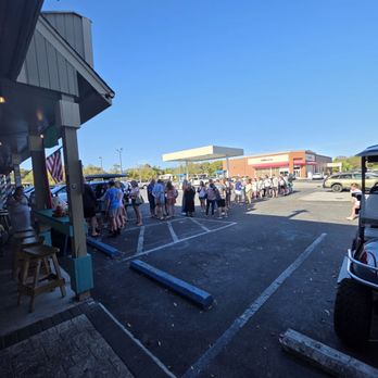 Fish Hut Grill - Line to the parking lot. These people know it's worth the wait. - American Near Me - Emerald Isle, North Carolina