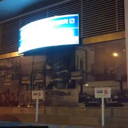 Coldwell Banker - Vista nocturna, casi no se nota el nombre
