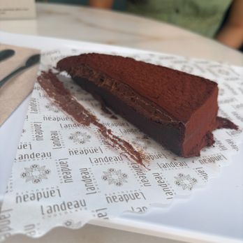 Landeau Chocolate - Slice of cake - Patisserie/Cake Shop Near Me - Lisbon, 11 Landeau Chocolate - Slice of cake - Patisserie/Cake Shop Near Me - Lisbon, 11