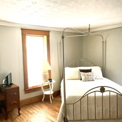 Savannah House Bed & Breakfast - Room (U8) Queen size bed with chaise lounger, tv, jetted tub only no shower, window unit. Upstairs