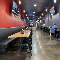 Wize Guyz Grille - Dining room