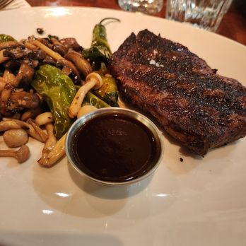 Wolfgang Puck - New York steak with mushrooms perfect - American Near Me - Las Vegas, Nevada Wolfgang Puck - New York steak with mushrooms perfect - American Near Me - Las Vegas, Nevada