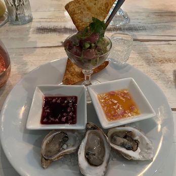 Tres Bien - Oysters with mignonette and ahi tuna appetiser - Caterers Near Me